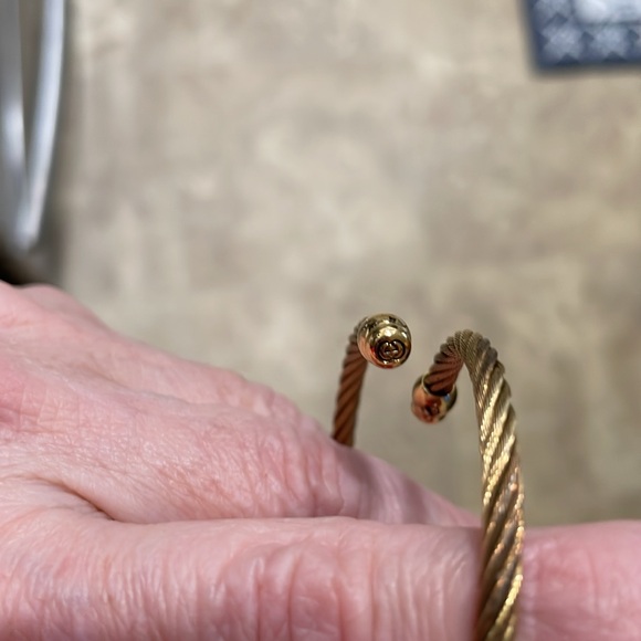 Gucci Bangle Watch 20471L Quartz - Picture 7 of 14